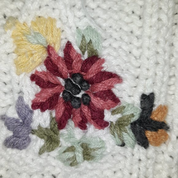 Womens Sweater Top With Floral Design Size Petite Large - Picture 3 of 4